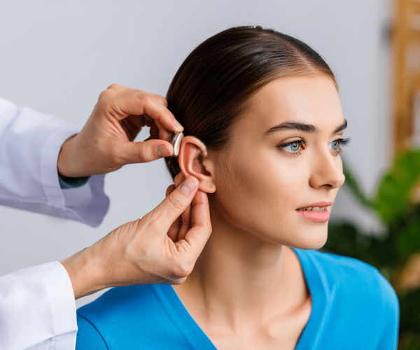 התאמת מכשירי שמיעה איכותיים, בחורה מרכיבה לראשונה מכשיר שמיעה מאחורי האוזן מסוג BTE