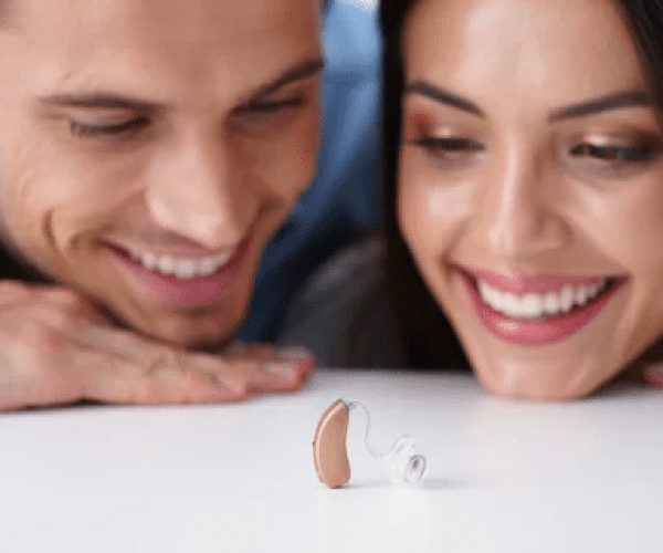 זוג צעירים מביט במכשיר שמיעה מתקדם ביותר מבית HANSATON גרמניה