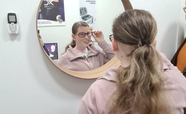 מכשיר שמיעה במשקפיים