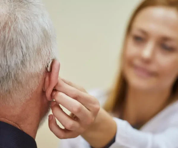 מכשירי שמיעה למבוגרים, מומחית שמיעה מתאימה מכשירי שמיעה למבוגר